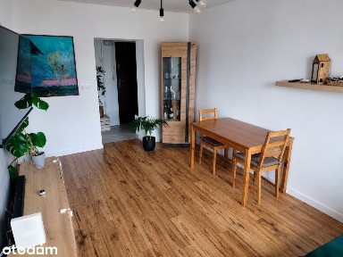 balkon, dwa pokoje, wyposażona kuchnia i łazienka