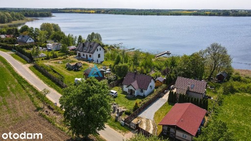 Dom z linią brzegową jeziora Dzierzgoń