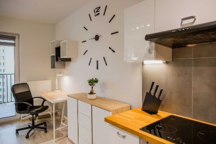 Kawalerka ul. Powstańców 20 | BARDZO NISKIE OPŁATY | Duży balkon, 5. piętro, nowy budynek z windą | Wysoki standard