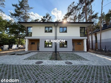 Dom bliźniak w otoczeniu sosem Józefów
