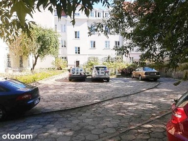 Z widokiem na park przy Starówce i stacji Metra