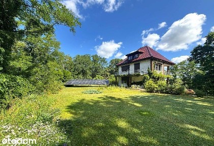 Dom na wzniesieniu z panoramicznym widokiem