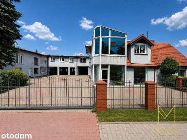 Reprezentacyjny showroom z biurami magazynem