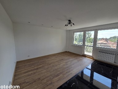 Salon z aneksem + dwa pokoje po generalnym remoncie. Winda, balkon.