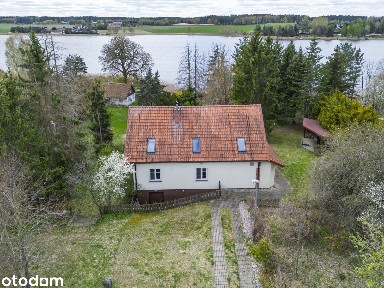 Dom nad jeziorem z pomostem Mazury