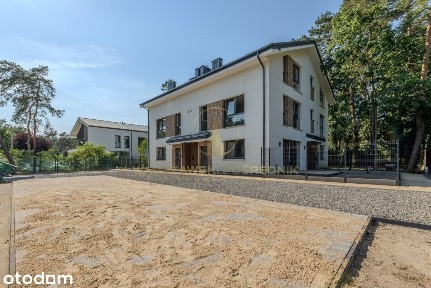 Nowy dom z ogrodem i dwoma miejscami postojowymi -