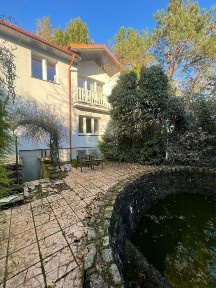 Dom z pieknym starym ogrodem, basenem i zabudowaniami w Redzie