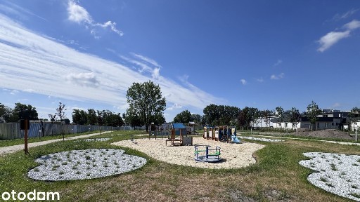 Budynek 3, ostatnie 2-pokojowe, okna na zachód.