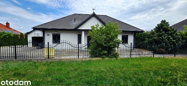 Dom wolnostojący z użytkowym strychem i garażem