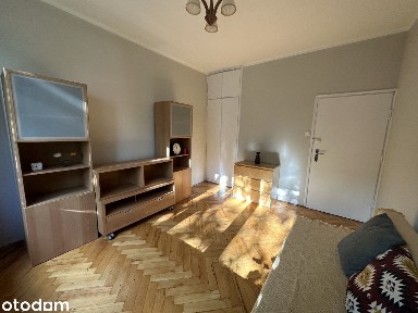 Przestronne, osobna kuchnia, świetna lokalizacja.