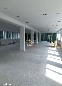 Budynek biurowy z dużym parkingiem