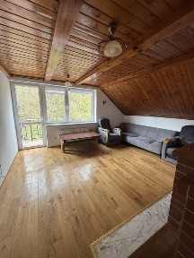 piętro domu / mieszkanie w domu z balkonem i ogrodem