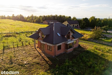Nowy dom w stanie surowym zamkniętym