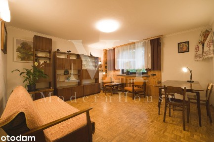 Dom położony na dużej i pełnej zieleni działce