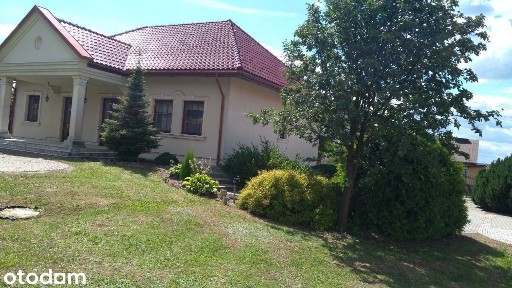 Dom w stylu dworkowym z warsztatem i garażami