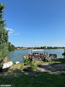Dom wolnostojący nad jeziorem z garażem.