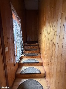Wolnostojący dom przy samym lesie