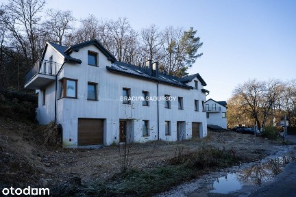 Wygodne domy pod lasem w Podgórkach Tynieckich.