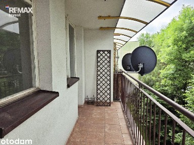Balkon, zieleń i centrum miasta