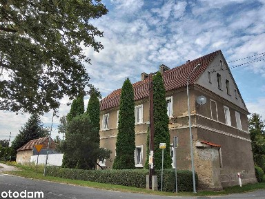 Duży poniemiecki dom z zabudowaniami gospodarczymi, z sadem i ogrodem