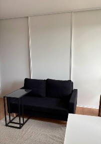 REZERWACJA Funkcjonalna kawalerka z wydzieloną sypialnią z basenem dla mieszkańców i dużym balkonem (34,3 m²)