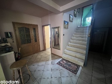 Dom z basenem i garażem pod miastem