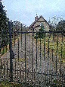 Dom gotowy do zamieszkania na naroznej 24arowej dzialce w Ksieginicach gm.Miekinia. Pietrowy:3 pokoje kuchnia, 2 lazienki.