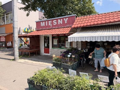 Sklep miesny na rynku z wejsciem od ulicy. Klimatyzowany. Dobrze prosperujacy biznes. Pawilon na wlasnosc.