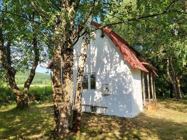 Właściciel sprzeda 16 arów ogrodzonej działki z domkiem; w pobliżu lasu; blisko Uzdrowiska Wapienne