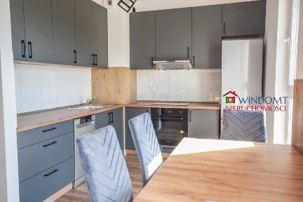 Trzypokojowy apartament z dużym balkonem. 1-piętro. Ogrzewanie podłogowe. Umeblowany i wyposażony. Miejsce parkingowe.