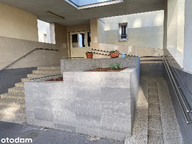 Blisko dwóch stacji metra, z dużym balkonem