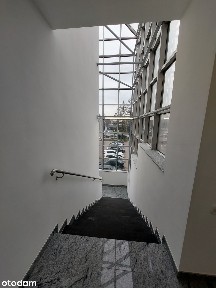 Lokal na wynajem w biurowcu z parkingiem i klimatyzacją