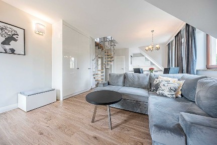 Do wynajęcia przestronny dwu poziomowy apartament 70m2 w Sopocie.