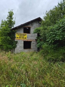 Duża działka 4427 m² z domem w stanie surowym - świetna lokalizacja!