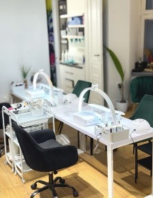 Wynajmę stanowisko manicure z pełnym wyposażeniem + fotel do pedicure | Warszawa Śródmieście