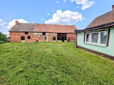Dom z polem, budynki gospodarcze, Gmina Wołów