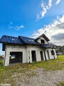 Nowoczesny dom w stanie surowym z garażem w spokojnej okolicy
