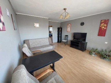2 pokojowe mieszkanie 47 m2 w świetnej lokalizacji w centrum Elbląga. Duży salon, balkon, oddzielna kuchnia, winda, miejsce parkingowe przy budynku