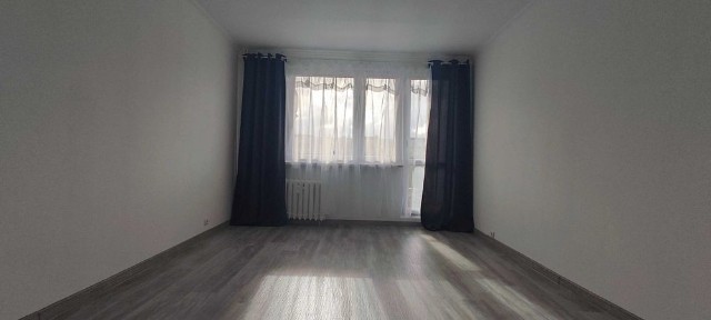 Przestronne 3 pokojowe z oddzielną kuchnią, dużym balkonem i piwnicą.