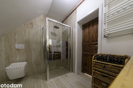Mieszkanie z garażem z ładowaniem EV, ogrodem 450 m² i piwnicą