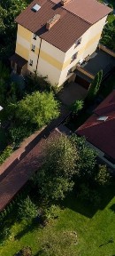 Dom 4 kondygn mieszkalne do centrum 10min blisko szpital kolejowy jednostka wojskowa. Dom gotowy już po remoncie. Wiata na 3 auta, garaż przy domu