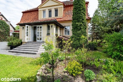 Willa w klasycznym stylu z ogrodem