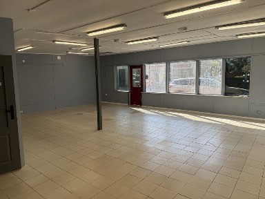 Lokal 100m2 z dużą salą i zapleczem - bezpośrednio przy Al. Armii Krajowej