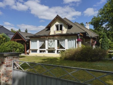 Dom wolnostojący z dużą działką 2600 m², budynkiem gospodarczym i wyjątkowym otoczeniem - Brody Żarskie