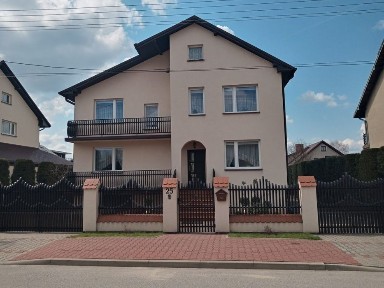 Komfortowy dom z ogrodem dla rodziny w spokojnej okolicy