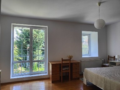Wynajmę 3 pokojowe mieszkanie o powierzchni 107m2 na piętrze willi w Jelonku (Suchy Las)