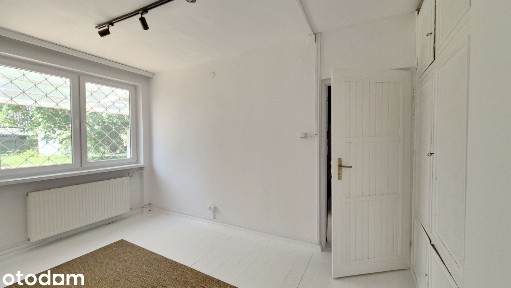 Przestronny dom z trzema garażami przy samym wejściu do metra - 150m2