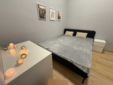 Rewolucji 40- przestronna kawalerka z sypialnią - Centrum, Ek-Soc.