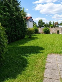 Dom wolnostojący z działką o pow. 1080 m.kw + 2 murowane garaże i 7 drewnianych