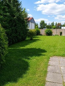 Dom wolnostojący z działką o pow. 1080 m.kw + 2 murowane garaże i 7 drewnianych
